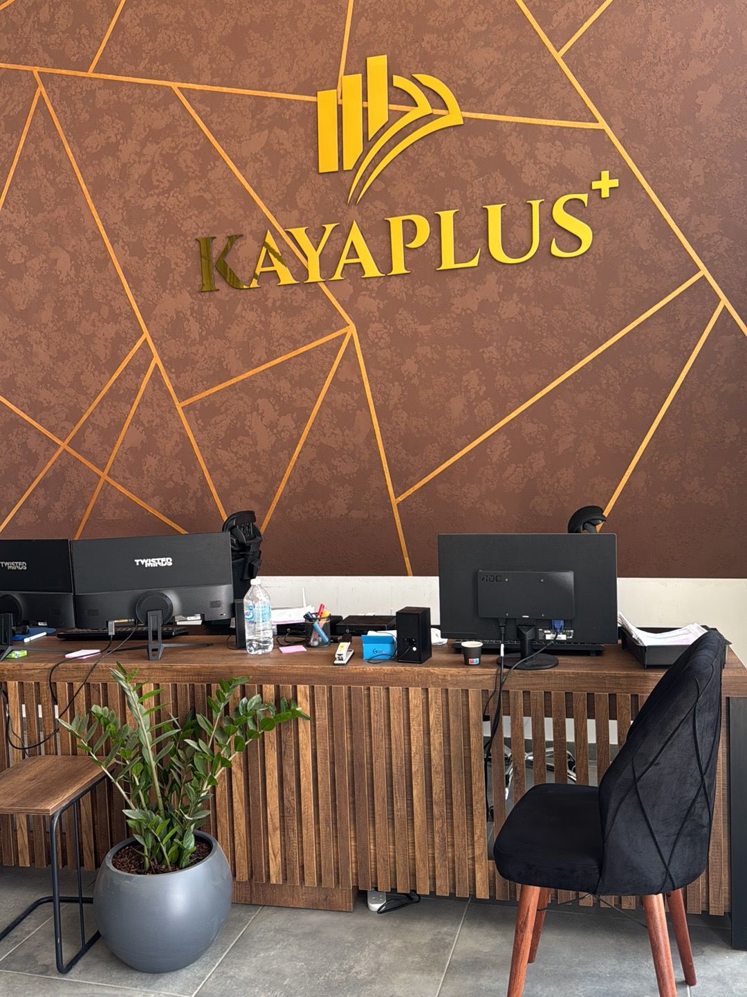 Kaya Plus ofis ortamını gösteren çalışma alanı