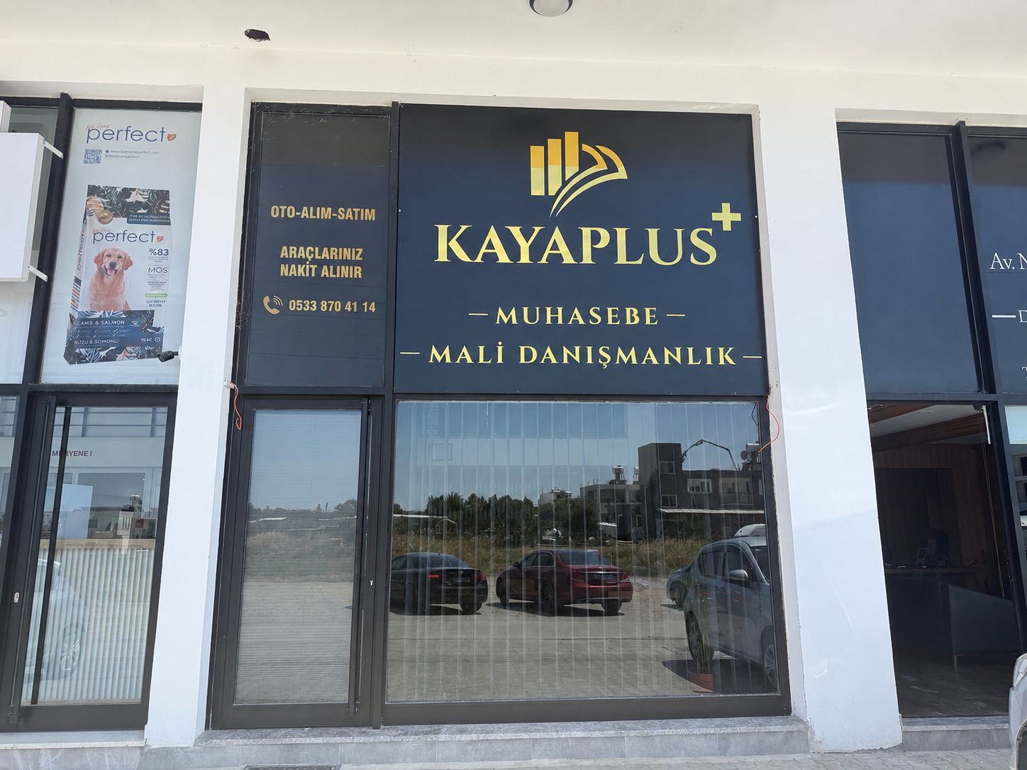 Kaya Plus dış cephe tabelası