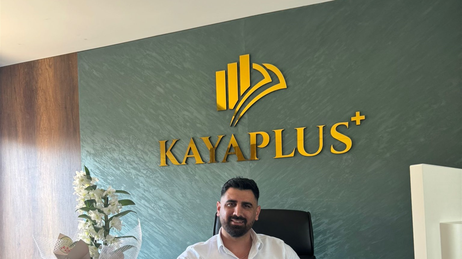 Kaya Plus ofisinde Yaşar Kaya ve marka duvarı